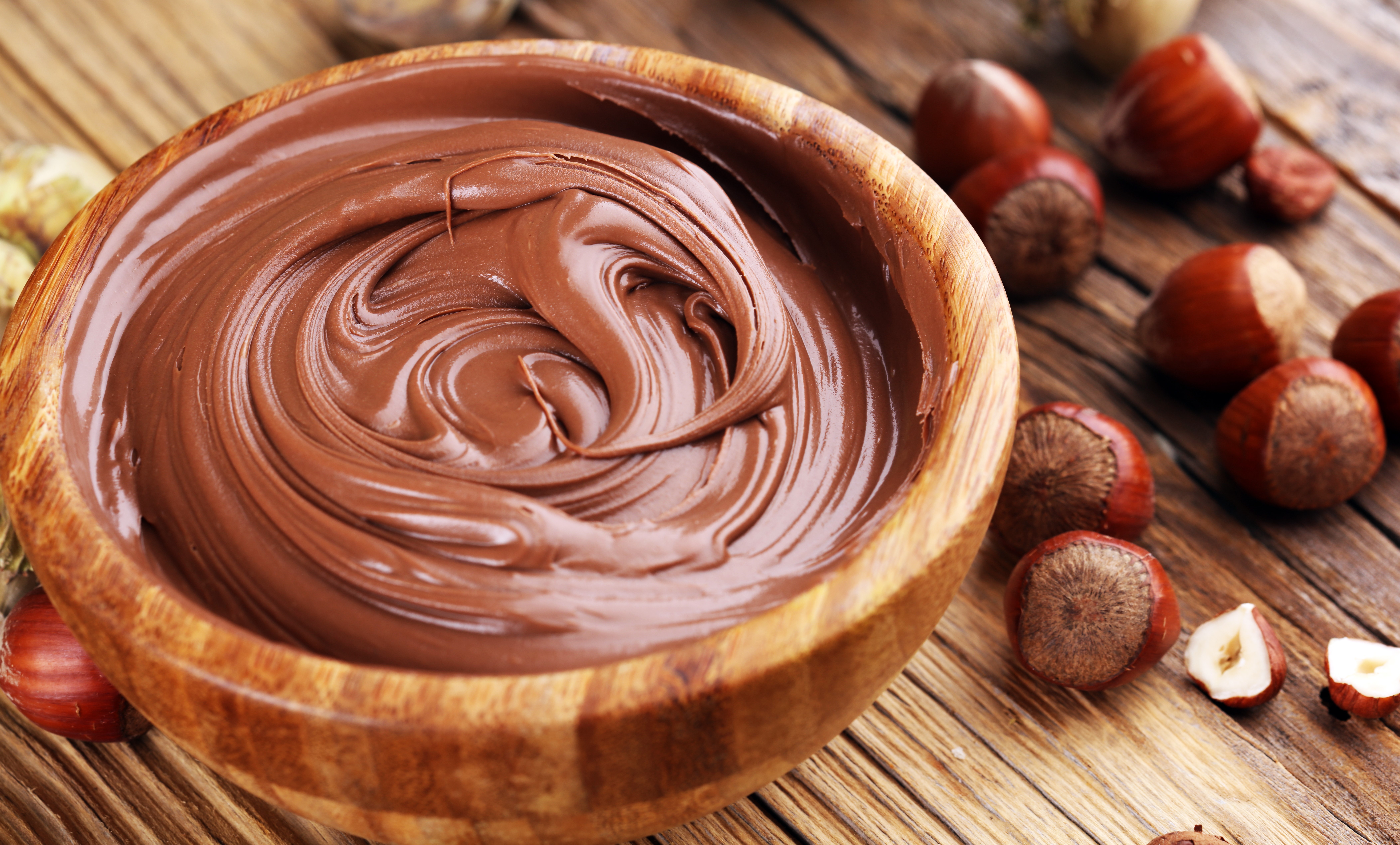 homemadehazelnutspreadinwoodenbowl-hazelnutnougatcream-2