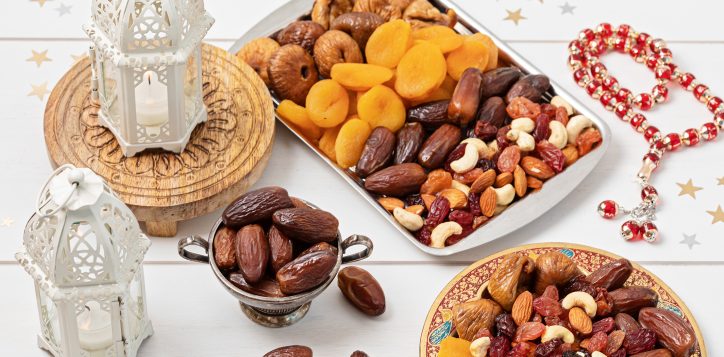 ramadankareemandiftarmuslimfoodholidayconcept-trayswith-2-2
