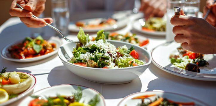 coupleeatinglunchwithfreshsaladandappetizers-2