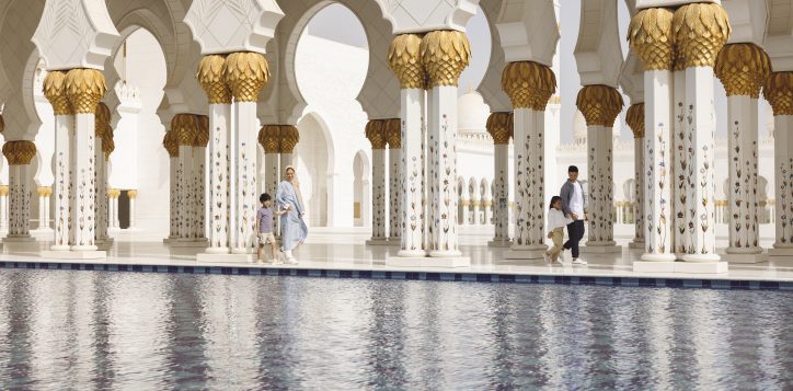 walking-around-sheikh-zayed-grand-mosque-copy-2